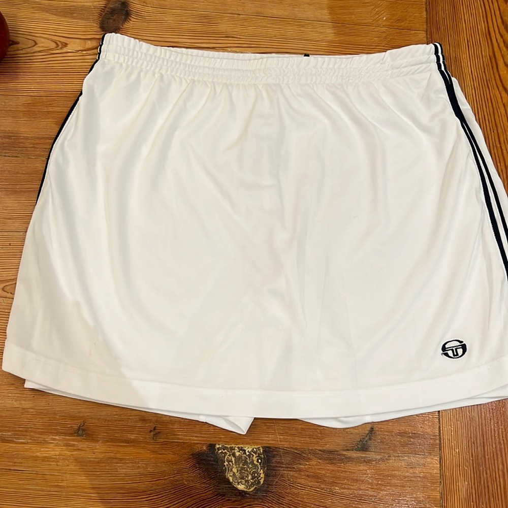 Sergio Tacchini tennis skirt. Shorts underneath medium women’s white